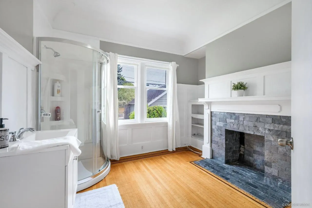 Cozy Vancouver House Close To Downtown And Ubc